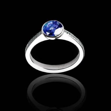 Moon 圆形蓝宝石订婚戒指