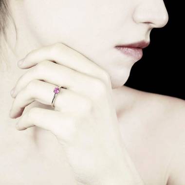 安雅  K金单颗粉红蓝宝石戒指