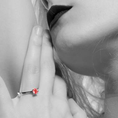 Vanessa solo 18k金单颗圆形红宝石订婚戒指