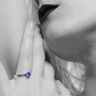 Vanessa solo 18k金单颗圆形蓝宝石订婚戒指