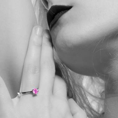 Vanessa solo 单颗圆形粉红蓝宝石订婚戒指