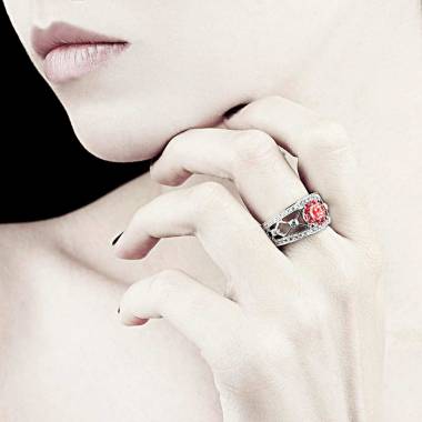 丽姬女王白18K金圆形红宝石 群镶钻石戒指