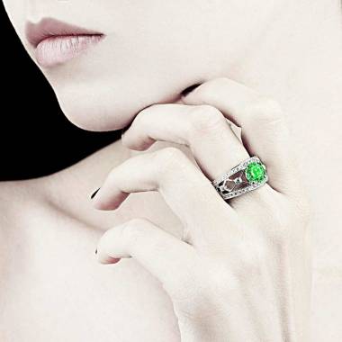 丽姬女王白18K金圆形祖母绿 群镶钻石戒指