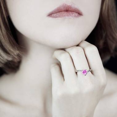 蛇纹之心形粉红蓝宝石订婚戒指