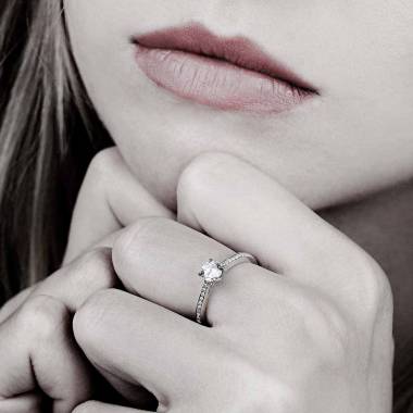 Elodie钻石白18k金戒指 钻石群镶