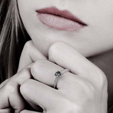Elodie白18K金黑钻订婚戒指 群镶钻石