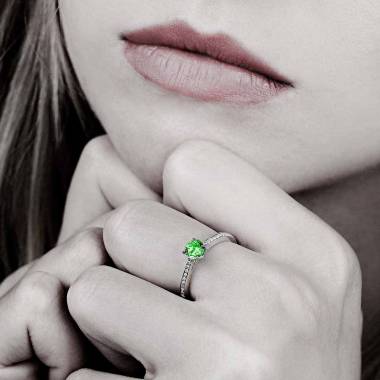 Elodie 白18K金祖母绿订婚戒指 群镶钻石