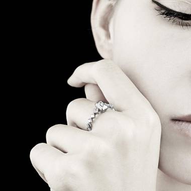 Elsa 18K金钻石订婚戒指 群镶钻石